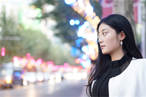 ＊＊Enjoy the Music： The Charm of Shanghai's Nightscape＊＊